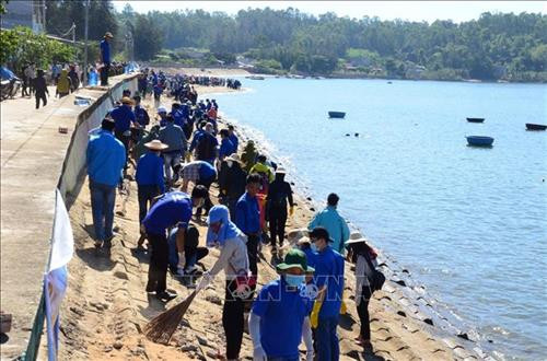 Đoàn viên thanh niên ra quân làm sạch biển. Ảnh: Đinh Hương - TTXVN