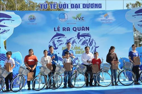 Tặng xe đạp cho học sinh là con em ngư dân. Ảnh: Đinh Hương - TTXVN