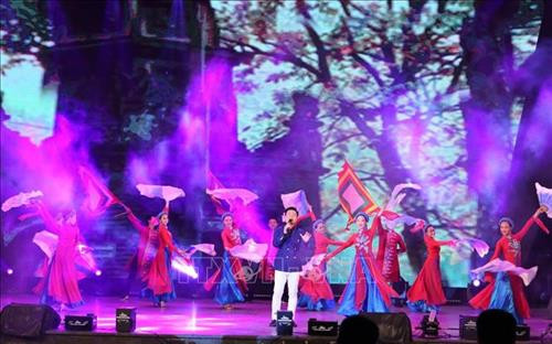 Các tiết mục văn nghệ chào mừng lễ hội. Ảnh: Thành Đạt - TTXVN Các tiết mục văn nghệ chào mừng lễ hội. Ảnh: Thành Đạt - TTXVN
