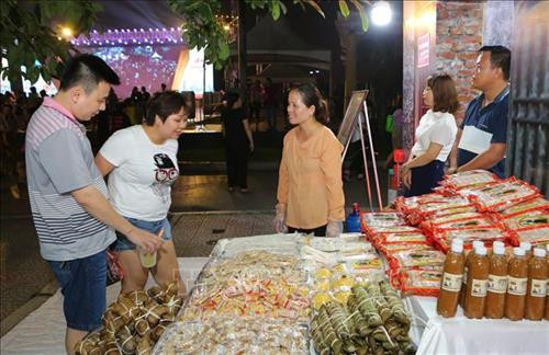Du khách tham quan và thưởng thức các món ăn ẩm thực tại các gian hàng. Ảnh: Thành Đạt - TTXVN Du khách tham quan và thưởng thức các món ăn ẩm thực tại các gian hàng. Ảnh: Thành Đạt - TTXVN