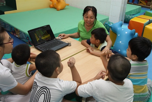 Cô giáo Lữ Thị Hoa cùng với trẻ trong giờ kể chuyện. . Cô giáo Lữ Thị Hoa cùng với trẻ trong giờ kể chuyện. .