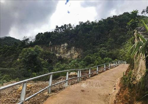 Con đường bê tông men theo các vách núi vừa được xây dựng để lên cột mốc số 0. Ảnh: Xuân Tư - TTXVN Con đường bê tông men theo các vách núi vừa được xây dựng để lên cột mốc số 0. Ảnh: Xuân Tư - TTXVN