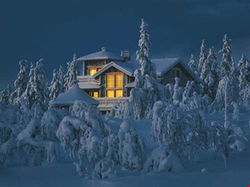 Có khoảng 400.000 người đến thăm quan tại ngôi làng của ông già tuyết Santa Claus ở Rovaniemi, Lapland mỗi năm. Theo truyền thuyết, ông già Noel đầu tiên sống trên núi Korvatunturi, cao 483 m nằm ở phía đông Lapland. Người dân nơi đây truyền tai nhau vì dãy núi mang hình dáng của cái tai nên ông già Noel có thể lắng nghe được mọi mong ước của trẻ em trên khắp thế giới. Chưa trang trí Noel, những ngôi nhà ở khu làng vẫn tuyệt đẹp nhờ Tuyết phủ trắng xóa quanh nhà. Khu làng ở trên cao như trong truyện cổ tích. Những ánh nắng hiếm hoi của vùng đất phủ đầy Tuyết trắng. Những chú tuần lộc nằm giữa đường thưởng thức tuyết. Tuần lộc được nuôi khá nhiều nơi đây. Về đêm, quê hương của ông già Noel cũng đượm một màu tuyệt đẹp của xứ sở thần tiên. Tuyết phủ trắng cảnh vật nơi đây Có khoảng 400.000 người đến thăm quan tại ngôi làng của ông già tuyết Santa Claus ở Rovaniemi, Lapland mỗi năm. Theo truyền thuyết, ông già Noel đầu tiên sống trên núi Korvatunturi, cao 483 m nằm ở phía đông Lapland. Người dân nơi đây truyền tai nhau vì dãy núi mang hình dáng của cái tai nên ông già Noel có thể lắng nghe được mọi mong ước của trẻ em trên khắp thế giới. Chưa trang trí Noel, những ngôi nhà ở khu làng vẫn tuyệt đẹp nhờ Tuyết phủ trắng xóa quanh nhà. Khu làng ở trên cao như trong truyện cổ tích. Những ánh nắng hiếm hoi của vùng đất phủ đầy Tuyết trắng. Những chú tuần lộc nằm giữa đường thưởng thức tuyết. Tuần lộc được nuôi khá nhiều nơi đây. Về đêm, quê hương của ông già Noel cũng đượm một màu tuyệt đẹp của xứ sở thần tiên. Tuyết phủ trắng cảnh vật nơi đây