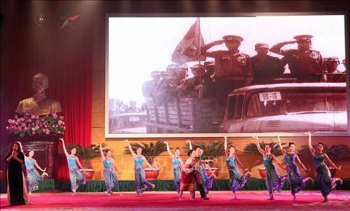 Chương trình biểu diễn văn nghệ tại Lễ kỷ niệm. Ảnh: Văn Điệp – TTXVN Chương trình biểu diễn văn nghệ tại Lễ kỷ niệm. Ảnh: Văn Điệp – TTXVN