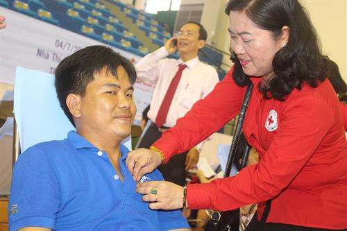 Chủ tịch Hội Chữ Thập đỏ thành phố Cần Thơ Huỳnh Thanh Thảo tặng huy hiệu nhóm máu cho thanh niên tham gia hiến máu. Ảnh: Nguồn thanhdoan.cantho.gov.vn