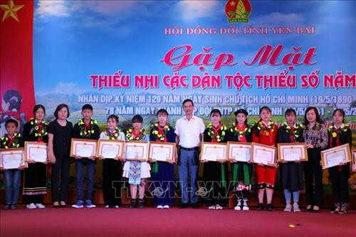 Ủy ban nhân dân tỉnh Yên Bái tặng Bằng khen cho 27 em thiếu nhi dân tộc thiểu số có thành tích vượt khó, vươn lên trong học tập. Ảnh: Đinh Thùy-TTXVN Ủy ban nhân dân tỉnh Yên Bái tặng Bằng khen cho 27 em thiếu nhi dân tộc thiểu số có thành tích vượt khó, vươn lên trong học tập. Ảnh: Đinh Thùy-TTXVN