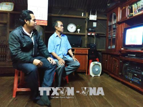 Được Đảng, Nhà nước quan tâm, cùng sự nỗ lực của chính quyền địa phương và nhân dân, diện mạo của vùng căn cứ cách mạng Cư Pơng, huyện Krông Búk (Đắk Lắk) hôm nay đã chuyển mình mạnh mẽ, cơ sở vật chất hạ tầng được đầu tư xây dựng, chất lượng cuộc sống của người dân được nâng cao, từ một vùng đất bị bom đạn giày xéo nay đã khoát lên mình vườn hoa tươi thắm. Ảnh: 100% hộ gia đình có ti vi. Ảnh: Tuấn Anh – TTXVN Được Đảng, Nhà nước quan tâm, cùng sự nỗ lực của chính quyền địa phương và nhân dân, diện mạo của vùng căn cứ cách mạng Cư Pơng, huyện Krông Búk (Đắk Lắk) hôm nay đã chuyển mình mạnh mẽ, cơ sở vật chất hạ tầng được đầu tư xây dựng, chất lượng cuộc sống của người dân được nâng cao, từ một vùng đất bị bom đạn giày xéo nay đã khoát lên mình vườn hoa tươi thắm. Ảnh: 100% hộ gia đình có ti vi. Ảnh: Tuấn Anh – TTXVN