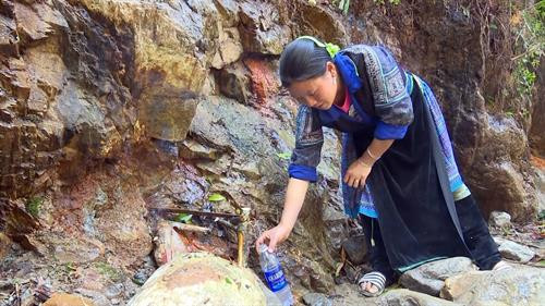 Người dân lấy nước tại mạch nước ngầm ở khu vực chân núi. Ảnh: Hữu Quyết - TTXVN Người dân lấy nước tại mạch nước ngầm ở khu vực chân núi. Ảnh: Hữu Quyết - TTXVN