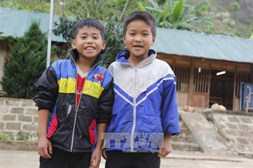 Hai em học sinh Vi Văn Thắng và Hoàng Văn Tuất. Ảnh: Nguyễn Nam - TTXVN Hai em học sinh Vi Văn Thắng và Hoàng Văn Tuất. Ảnh: Nguyễn Nam - TTXVN