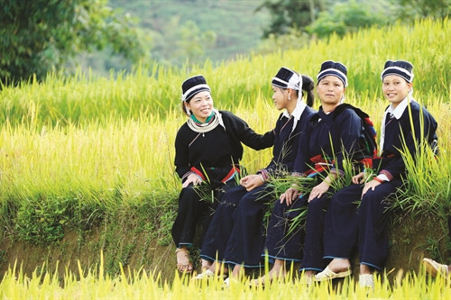 Phút thảnh thơi của bà con dân tộc bên những thửa ruộng bậc thang