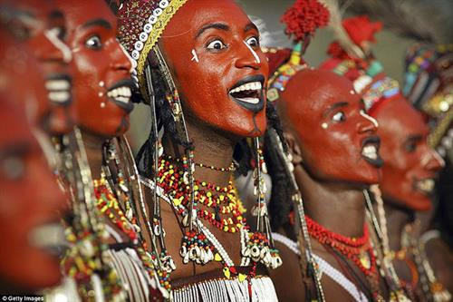 Hơn nữa, những hàm răng trắng, đều của họ cũng được làm điểm nhấn khi họ bôi mực đen lên môi.