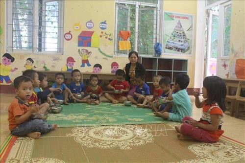 Trẻ em học tại điểm trường Suối Tôn với cơ sở khang trang. Ảnh: Khiếu Tư - TTXVN Trẻ em học tại điểm trường Suối Tôn với cơ sở khang trang. Ảnh: Khiếu Tư - TTXVN