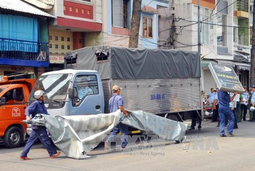 Lực lượng chức năng tiến hành tháo dỡ nhiều trường hợp nhà dân dựng mái che, biển hiệu chiếm vỉa hè đường Nguyễn Đình Chiểu (phường Đa Kao, quận 1). Ảnh: Mạnh Linh-TTXVN Lực lượng chức năng tiến hành tháo dỡ nhiều trường hợp nhà dân dựng mái che, biển hiệu chiếm vỉa hè đường Nguyễn Đình Chiểu (phường Đa Kao, quận 1). Ảnh: Mạnh Linh-TTXVN