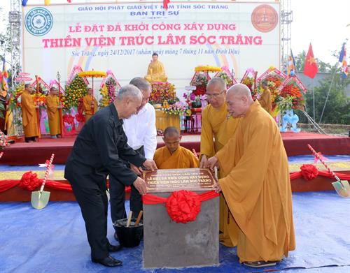Các đại biểu thực hiện nghi lễ đặt đá khởi công xây dựng Thiền viện Trúc Lâm Sóc Trăng. Ảnh: Trung Hiếu- TTXVN Các đại biểu thực hiện nghi lễ đặt đá khởi công xây dựng Thiền viện Trúc Lâm Sóc Trăng. Ảnh: Trung Hiếu- TTXVN