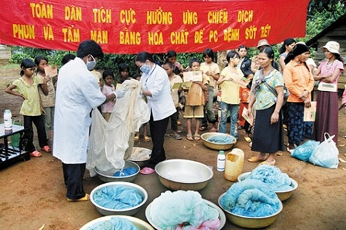Đồng bào hưởng ứng tẩm màn bằng hóa chất để phòng, chống bệnh sốt rét. Đồng bào hưởng ứng tẩm màn bằng hóa chất để phòng, chống bệnh sốt rét.