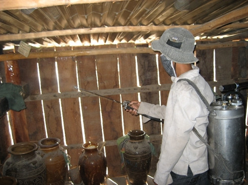 Phun thuốc phòng dịch bệnh ở những nơi đồng bào sinh sống.