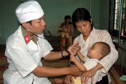 Quân dân y kết hợp góp phần tích cực vào việc chăm sóc, bảo vệ sức khỏe đồng bào Quân dân y kết hợp góp phần tích cực vào việc chăm sóc, bảo vệ sức khỏe đồng bào