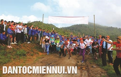 Trong khuôn khổ Lễ hội mùa Thu "Sức hút đại ngàn" năm 2018, Ủy ban Nhân dân huyện Bát Xát phối hợp với Chi hội nghệ sĩ nhiếp ảnh Lào Cai tổ chức Triển lãm ảnh "Vàng trên Y Tý". Ảnh: Cao Hương Trong khuôn khổ Lễ hội, 113 vận động viên đã tham gia Giải leo núi chinh phục đỉnh Lảo Thẩn lần thứ 2 - năm 2018. Ảnh: Cao Hương Đông đảo đồng bào dân tộc và khách du lịch đã tham dự Lễ hội mùa Thu Sa Pa năm 2018. Ảnh: Cao Hương Tái hiện lễ cưới của người Dao đỏ trong đêm khai mạc Lễ hội mùa Thu. Ảnh: Cao Hương Du khách tham quan làng nghề chạm bạc tại thôn Séo Pờ Hồ ở xã Mường Hum, huyện Bát Xát. Ảnh: Cao Hương Lễ hội mùa Thu được tổ chức nằm trong chuỗi sự kiện Lễ hội bốn mùa Xuân, Hạ, Thu, Đông, nhằm phát huy những giá trị văn hóa truyền thống, đậm đà bản sắc của các dân tộc sinh sống dưới chân núi Hoàng Liên. Ảnh: Cao Hương Du khách trải nghiệm mùa vàng ở xã Lao Chải, huyện Sa Pa. Ảnh: Cao Hương Trong khuôn khổ Lễ hội mùa Thu "Sức hút đại ngàn" năm 2018, Ủy ban Nhân dân huyện Bát Xát phối hợp với Chi hội nghệ sĩ nhiếp ảnh Lào Cai tổ chức Triển lãm ảnh "Vàng trên Y Tý". Ảnh: Cao Hương Trong khuôn khổ Lễ hội, 113 vận động viên đã tham gia Giải leo núi chinh phục đỉnh Lảo Thẩn lần thứ 2 - năm 2018. Ảnh: Cao Hương Đông đảo đồng bào dân tộc và khách du lịch đã tham dự Lễ hội mùa Thu Sa Pa năm 2018. Ảnh: Cao Hương Tái hiện lễ cưới của người Dao đỏ trong đêm khai mạc Lễ hội mùa Thu. Ảnh: Cao Hương Du khách tham quan làng nghề chạm bạc tại thôn Séo Pờ Hồ ở xã Mường Hum, huyện Bát Xát. Ảnh: Cao Hương Lễ hội mùa Thu được tổ chức nằm trong chuỗi sự kiện Lễ hội bốn mùa Xuân, Hạ, Thu, Đông, nhằm phát huy những giá trị văn hóa truyền thống, đậm đà bản sắc của các dân tộc sinh sống dưới chân núi Hoàng Liên. Ảnh: Cao Hương Du khách trải nghiệm mùa vàng ở xã Lao Chải, huyện Sa Pa. Ảnh: Cao Hương