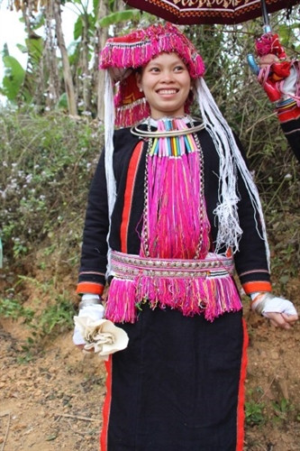 Cô dâu rạng rỡ trong trang phục truyền thống vào ngày cưới. Cô dâu rạng rỡ trong trang phục truyền thống vào ngày cưới.