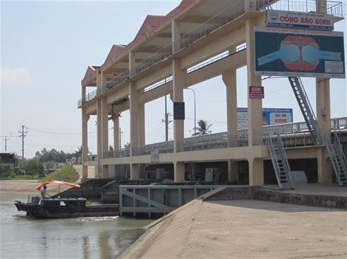 Trên 20 tỉ đô la Mỹ đã được đầu tư vào lĩnh vực thủy lợi. Trong ảnh là cống Bảo Định, tỉnh Tiền Giang. Ảnh: baomoi.com Trên 20 tỉ đô la Mỹ đã được đầu tư vào lĩnh vực thủy lợi. Trong ảnh là cống Bảo Định, tỉnh Tiền Giang. Ảnh: baomoi.com