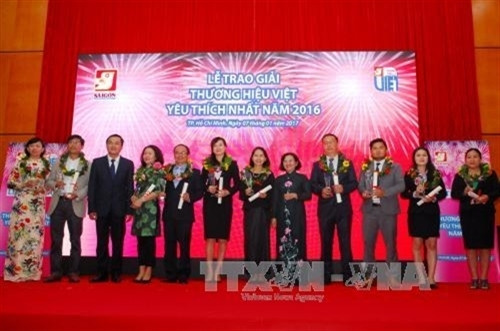 Trong khuôn khổ chương trình "Đồng hành cùng thương hiệu Việt" được tổ chức vào trung tuần tháng 4/2017, lãnh đạo Thành phố Hồ Chí Minh trao giải "Thương hiệu Việt yêu thích nhất năm 2016" cho các doanh nghiệp trên địa bàn. Ảnh: Thanh Vũ - TTXVN Trong khuôn khổ chương trình "Đồng hành cùng thương hiệu Việt" được tổ chức vào trung tuần tháng 4/2017, lãnh đạo Thành phố Hồ Chí Minh trao giải "Thương hiệu Việt yêu thích nhất năm 2016" cho các doanh nghiệp trên địa bàn. Ảnh: Thanh Vũ - TTXVN