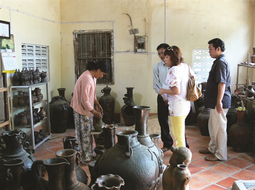 Khách du lịch rất ưa chuộng những sản phẩm gốm