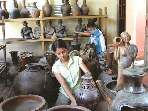 Gian hàng trưng bày gốm của một hộ đồng bào Chăm