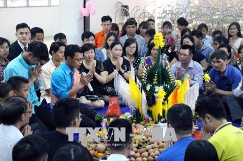 Lưu học sinh Lào cùng thầy cô và các bạn Việt Nam tham gia lễ thắp nến, cầu chúc một năm mới hạnh phúc và an lành. Ảnh: Diệp Anh - TTXVN Lưu học sinh Lào cùng thầy cô và các bạn Việt Nam tham gia lễ thắp nến, cầu chúc một năm mới hạnh phúc và an lành. Ảnh: Diệp Anh - TTXVN