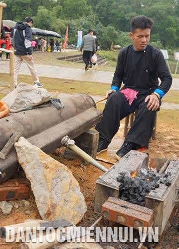 Đồng bào Mông kéo bễ thổi lửa thủ công để rèn. Ảnh: Hoàng Tâm