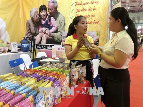 Giới thiệu sản phẩm với khách tham quan tại triển lãm. Ảnh: Mỹ Phương - TTXVN Giới thiệu sản phẩm với khách tham quan tại triển lãm. Ảnh: Mỹ Phương - TTXVN