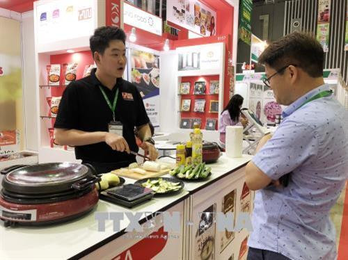Doanh nghiệp trình diễn sản phẩm chế biến thực phẩm. Ảnh: Mỹ Phương - TTXVN Doanh nghiệp trình diễn sản phẩm chế biến thực phẩm. Ảnh: Mỹ Phương - TTXVN
