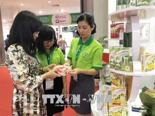 Người tiêu dùng tìm hiểu về nguồn gốc thực phẩm thiên nhiên tại triển lãm. Ảnh: Mỹ Phương - TTXVN Người tiêu dùng tìm hiểu về nguồn gốc thực phẩm thiên nhiên tại triển lãm. Ảnh: Mỹ Phương - TTXVN