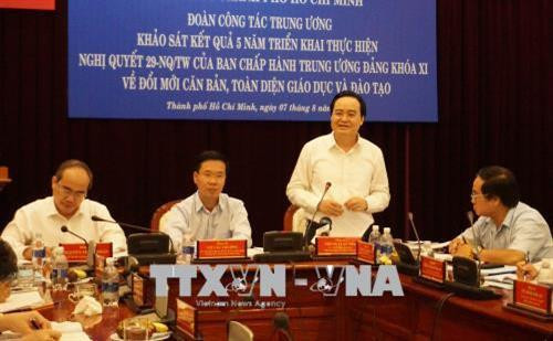 Bộ trưởng Bộ Giáo dục và Đào tạo Phùng Xuân Nhạ phát biểu tại buổi làm việc. Ảnh: Thu Hoài – TTXVN