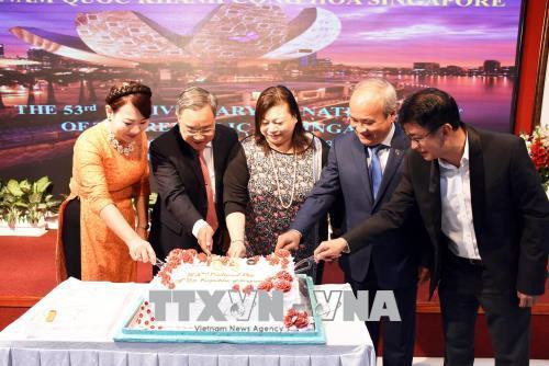 Bà Leow Siu Lin, Tổng lãnh sự Cộng hòa Singapore tại Thành phố Hồ Chí Minh (giữa) cùng các đại biểu thực hiện nghi lễ cắt bánh sinh nhật kỷ niệm 53 năm Quốc khánh Singapore. Ảnh: Xuân Khu-TTXVN