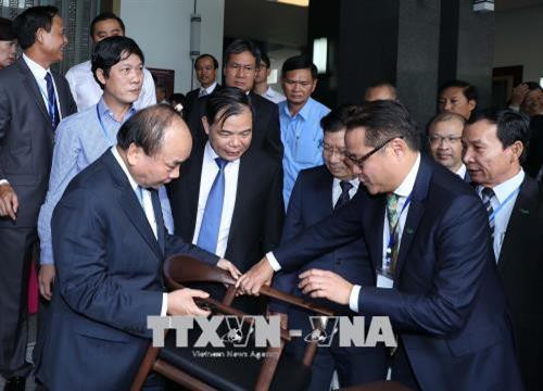 Thủ tướng Nguyễn Xuân Phúc và các đại biểu tham quan các sản phẩm đồ gỗ trưng bày tại hội nghị. Ảnh: Thống Nhất – TTXVN Thủ tướng Nguyễn Xuân Phúc và các đại biểu tham quan các sản phẩm đồ gỗ trưng bày tại hội nghị. Ảnh: Thống Nhất – TTXVN