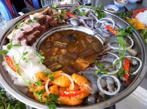 Lẩu mắm là một trong những đặc sản của người miền Tây Lẩu mắm là một trong những đặc sản của người miền Tây
