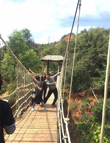 Các bạn trẻ tạo dáng ở cầu treo