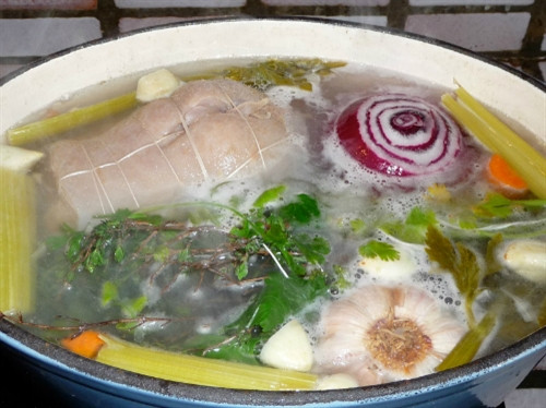 Xúc xích đỏ Trong ẩm thực Pháp, boudin noir là xúc xích đỏ hay dồi làm từ tiết lợn trộn cùng dấm và tùy vùng miền mà thêm các nguyên liệu khác như bánh mì, hành, gạo... đến khi đông lại. Hỗn hợp này được nhồi vào khúc ruột bằng phễu. Món này được phục vụ theo nhiều cách khác nhau, như xào với táo thái lát hoặc ăn nguội. Thực tế boudin noir không chỉ có ở Pháp mà cả các nước châu Âu khác là Anh, Đức, Bỉ, Tây Ban Nha... cũng tiêu thụ nhưng có tên gọi và thành phần khác nhau. Ảnh: Them-Apples. Ốc sên Nhiều người nghĩ ốc sên rất "ghê" và chúng chỉ khó nuốt nếu không biết chế biến đúng cách. Trước khi nấu, ốc sên được "nhồi" cho ăn những loại thảo dược đặc biệt để tẩy sạch hệ tiêu hóa của chúng, rồi sơ chế bằng cách rửa, luộc và nấu. Các công đoạn trên có thể kéo dài tới vài ngày. Sự kỳ công đó lý giải vì sao món ốc sên rất đắt đỏ và chỉ dành cho giới sành ăn ở Pháp. Khi chế biến ốc sên được làm sạch, lấy ra khỏi vỏ để chế biến (thường là nướng) rồi đặt lại vào vỏ với bơ và sốt để phục vụ thực khách. Cách phổ biến nhất là kết hợp ốc sên với bơ và tỏi, gà hoặc rượu vang. Một số nguyên liệu gia tăng hương vị có thể thêm vào như cỏ xạ hương, mùi tây, hạt thông. Trên bàn ăn, ốc sên thường được bày 6 - 12 con một đĩa và luôn đi kèm mỗi người một bộ gắp, dĩa lấy ruột ốc cho khách dễ ăn. Ảnh: NPR. Đầu bê Người Pháp gọi món này là tête de veau, nghĩa đen chính là đầu bê. Đây là món mất khá nhiều thời gian để chuẩn bị. Đầu cần lọc xương rồi lấy phần thịt cuộn cùng lưỡi thành một bó rồi ướp gia vị để luộc sôi chừng 3 tiếng cùng các loại rau củ tới khi sủi bọt và được bao bọc mởi một lớp chất béo. Khi đem lên bàn ăn, óc bê được ăn kèm sốt gribiche (một kiểu mayonnaise làm từ trứng lạnh) hoặc sốt ravigote (làm từ rau, nước hầm thịt và rau thơm). Vào thời kỳ khó khăn, những người nghèo ở Pháp vẫn làm món này theo cách truyền thống nhưng sử dụng đầu lợn. Ảnh: Keldelice. Lá lách bê Lá lách bê (hay ris de veau trong tiếng Pháp) phải được làm sạch bằng nước lạnh, nước muối vài lần trước khi chế biến. Sau đó chúng được đem đi ép, cắt ra để chiên hoặc om. Món ăn này cũng được cho là có nguồn gốc từ những người nghèo, tận dụng mọi bộ phận của động vật để làm thức ăn và về sau lại trở thành đặc sản. Hơn nữa, Pháp có rất truyền thống nuôi nhiều bò sữa, những con không cho sữa sẽ trở thành nguồn thực phẩm sẵn có. Ảnh: Inspirational Food. Cầu gai Cầu gai hay còn gọi là nhum biển, nhím biển có mùi của muối kết hợp với tảo thối làm một có thể làm thực khách thấy "ớn" khi mới ăn lần đầu. Món này không khó làm, tuy nhiên người chế biến cần có đôi bao tay dày để tránh lớp gai châm vào da khi cắt chút vỏ làm hở phần thịt bên trong. Trong các nhà hàng cầu gai đã được cắt sẵn để thực khách ăn bằng một chiếc thìa nhỏ. Phần màu cam bên trong vỏ ăn sống với chanh như sushi hoặc nấu súp hay chế biến với trứng omelette. Ảnh: Flickr. Xúc xích đỏ Trong ẩm thực Pháp, boudin noir là xúc xích đỏ hay dồi làm từ tiết lợn trộn cùng dấm và tùy vùng miền mà thêm các nguyên liệu khác như bánh mì, hành, gạo... đến khi đông lại. Hỗn hợp này được nhồi vào khúc ruột bằng phễu. Món này được phục vụ theo nhiều cách khác nhau, như xào với táo thái lát hoặc ăn nguội. Thực tế boudin noir không chỉ có ở Pháp mà cả các nước châu Âu khác là Anh, Đức, Bỉ, Tây Ban Nha... cũng tiêu thụ nhưng có tên gọi và thành phần khác nhau. Ảnh: Them-Apples. Ốc sên Nhiều người nghĩ ốc sên rất "ghê" và chúng chỉ khó nuốt nếu không biết chế biến đúng cách. Trước khi nấu, ốc sên được "nhồi" cho ăn những loại thảo dược đặc biệt để tẩy sạch hệ tiêu hóa của chúng, rồi sơ chế bằng cách rửa, luộc và nấu. Các công đoạn trên có thể kéo dài tới vài ngày. Sự kỳ công đó lý giải vì sao món ốc sên rất đắt đỏ và chỉ dành cho giới sành ăn ở Pháp. Khi chế biến ốc sên được làm sạch, lấy ra khỏi vỏ để chế biến (thường là nướng) rồi đặt lại vào vỏ với bơ và sốt để phục vụ thực khách. Cách phổ biến nhất là kết hợp ốc sên với bơ và tỏi, gà hoặc rượu vang. Một số nguyên liệu gia tăng hương vị có thể thêm vào như cỏ xạ hương, mùi tây, hạt thông. Trên bàn ăn, ốc sên thường được bày 6 - 12 con một đĩa và luôn đi kèm mỗi người một bộ gắp, dĩa lấy ruột ốc cho khách dễ ăn. Ảnh: NPR. Đầu bê Người Pháp gọi món này là tête de veau, nghĩa đen chính là đầu bê. Đây là món mất khá nhiều thời gian để chuẩn bị. Đầu cần lọc xương rồi lấy phần thịt cuộn cùng lưỡi thành một bó rồi ướp gia vị để luộc sôi chừng 3 tiếng cùng các loại rau củ tới khi sủi bọt và được bao bọc mởi một lớp chất béo. Khi đem lên bàn ăn, óc bê được ăn kèm sốt gribiche (một kiểu mayonnaise làm từ trứng lạnh) hoặc sốt ravigote (làm từ rau, nước hầm thịt và rau thơm). Vào thời kỳ khó khăn, những người nghèo ở Pháp vẫn làm món này theo cách truyền thống nhưng sử dụng đầu lợn. Ảnh: Keldelice. Lá lách bê Lá lách bê (hay ris de veau trong tiếng Pháp) phải được làm sạch bằng nước lạnh, nước muối vài lần trước khi chế biến. Sau đó chúng được đem đi ép, cắt ra để chiên hoặc om. Món ăn này cũng được cho là có nguồn gốc từ những người nghèo, tận dụng mọi bộ phận của động vật để làm thức ăn và về sau lại trở thành đặc sản. Hơn nữa, Pháp có rất truyền thống nuôi nhiều bò sữa, những con không cho sữa sẽ trở thành nguồn thực phẩm sẵn có. Ảnh: Inspirational Food. Cầu gai Cầu gai hay còn gọi là nhum biển, nhím biển có mùi của muối kết hợp với tảo thối làm một có thể làm thực khách thấy "ớn" khi mới ăn lần đầu. Món này không khó làm, tuy nhiên người chế biến cần có đôi bao tay dày để tránh lớp gai châm vào da khi cắt chút vỏ làm hở phần thịt bên trong. Trong các nhà hàng cầu gai đã được cắt sẵn để thực khách ăn bằng một chiếc thìa nhỏ. Phần màu cam bên trong vỏ ăn sống với chanh như sushi hoặc nấu súp hay chế biến với trứng omelette. Ảnh: Flickr.