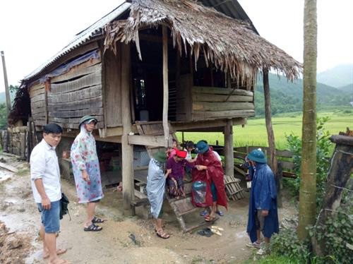 Lực lượng chức năng vận động người dân huyện miền núi Quỳ Hợp (Nghệ An) di chuyển tới nơi an toàn tránh trú bão số 10. Ảnh: TTXVN phát Lực lượng chức năng vận động người dân huyện miền núi Quỳ Hợp (Nghệ An) di chuyển tới nơi an toàn tránh trú bão số 10. Ảnh: TTXVN phát