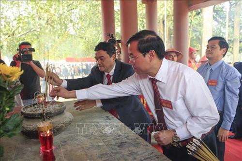 Đại biểu dâng hương tưởng niệm Tướng Hoàng Công Chất. Ảnh: Xuân Tư – TTXVN