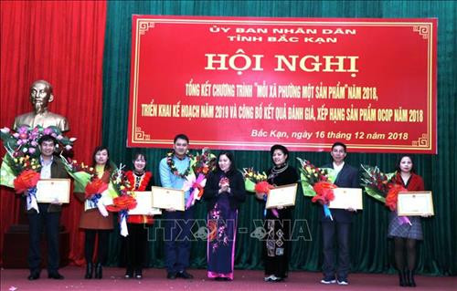 Ban tổ chức trao Bằng khen của UBND tỉnh cho 7 tổ chức có thành tích xuất sắc, có đóng góp tích cực vào đề án OCOP năm 2018. Ảnh: Vũ Hoàng Giang - TTXVN Ban tổ chức trao Bằng khen của UBND tỉnh cho 7 tổ chức có thành tích xuất sắc, có đóng góp tích cực vào đề án OCOP năm 2018. Ảnh: Vũ Hoàng Giang - TTXVN