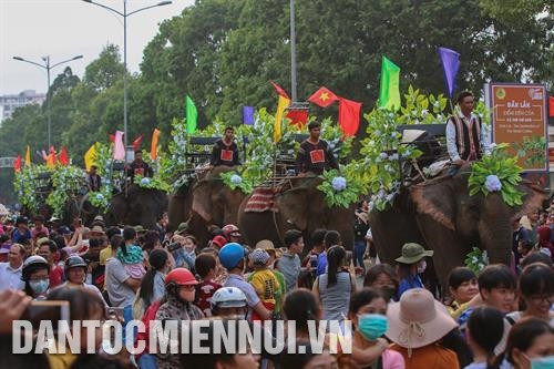 Đàn voi cài trên mình những bông hoa cà phê tham gia diễu hành tại Lễ hội đường phố trong sự phấn khích của đông đảo người dân và du khách. Ảnh: Trọng Đạt