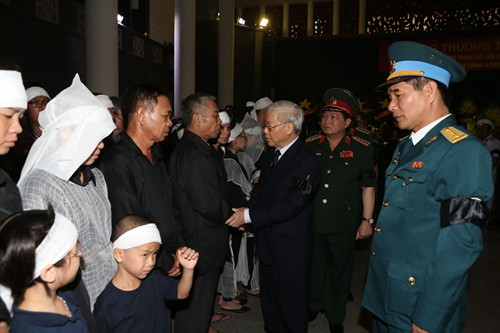 Tổng Bí thư Nguyễn Phú Trọng, Bí thư Quân uỷ Trung ương chia buồn với gia đình các thành viên phi hành đoàn máy bay CASA 212. Ảnh: Trí Dũng – TTXVN