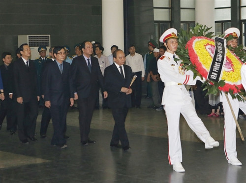 Đoàn đại biểu Chính phủ do Thủ tướng Nguyễn Xuân Phúc dẫn đầu đến viếng các thành viên phi hành đoàn máy bay CASA 212. Ảnh: TTXVN phát