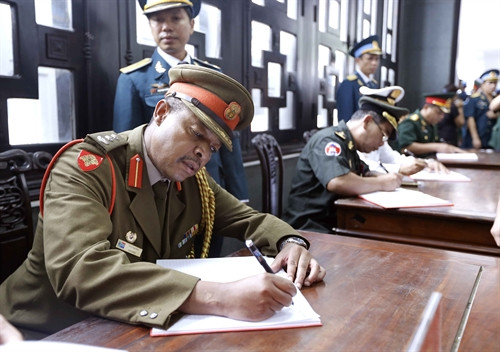 Nhiều đoàn quốc tế đến viếng các liệt sĩ. Ảnh: An Đăng - TTXVN