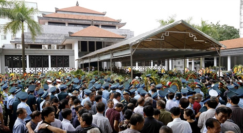 Quang cảnh lễ viếng các liệt sĩ. Ảnh: An Đăng – TTXVN