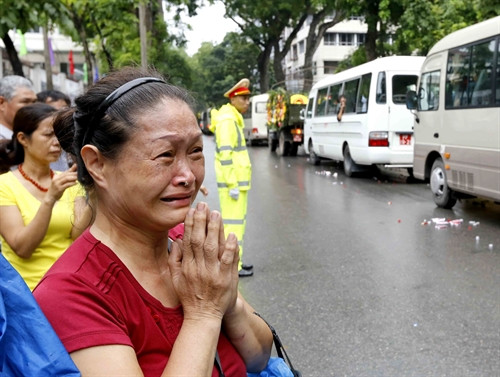 Đông đảo nhân dân đến tiễn đưa các anh về nơi an nghỉ cuối cùng. Ảnh: An Đăng - TTXVN