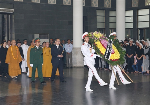 Đoàn đại biểu Mặt trận Tổ quốc Việt Nam do Chủ tịch Trung ương MTTQ Việt Nam Nguyễn Thiện Nhân dẫn đầu đến viếng các thành viên phi hành đoàn máy bay CASA 212. Ảnh: TTXVN phát
