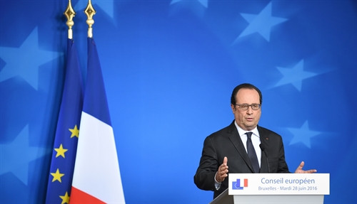 Tổng thống Francois Hollande phát biểu tại cuộc họp báo tại trụ sở Liên minh Châu Âu ở Brussels (Bỉ) ngày 28/6. AFP/TTXVN