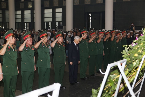 Đoàn đại biểu Quân ủy Trung ương do Tổng Bí thư Nguyễn Phú Trọng, Bí thư Quân uỷ Trung ương dẫn đầu viếng các thành viên phi hành đoàn máy bay CASA 212. Ảnh: Trí Dũng – TTXVN